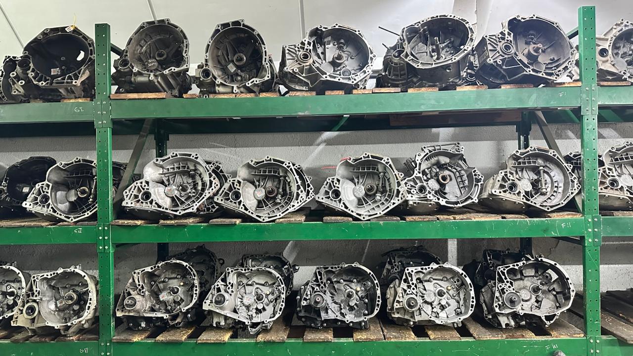 Stock de cajas de velocidad en estanterías - Repuestos Esteban SRL Rosario